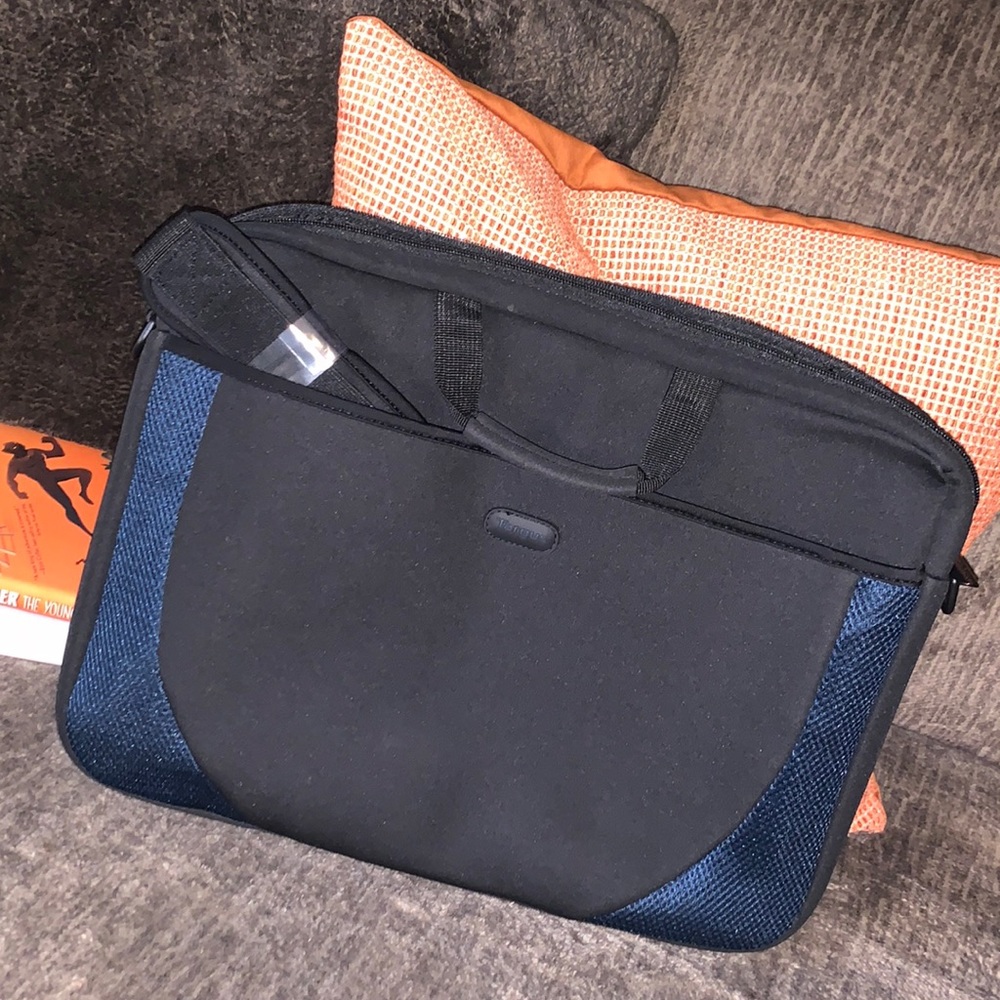 Targus 17” Slipcase Blue and Black NWOT